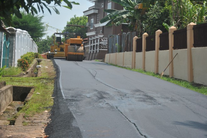 Terlihat proses pengaspalan untuk perbaikan jalan lingkungan di salah satu kawasan Kota Jambi.